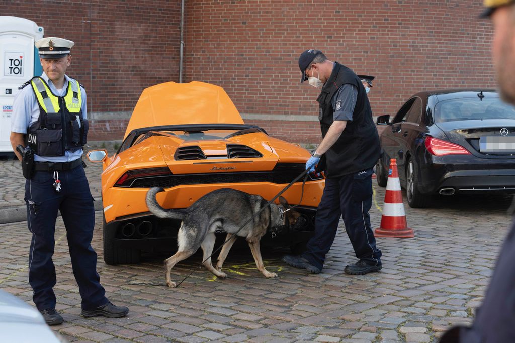 Die Polizei kontrollierte auch einen orangenen Lamborghini.