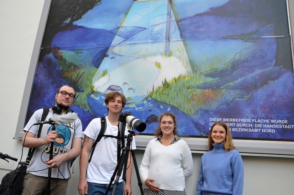 Kunst statt Werbung: Michael Medovyy, Jakob Dieckmann, Liv Schnorr (vom Projekt „Dialog: Werbefreie Stadt?“) und Isabel Premien (Grüne-Nord) vor einem der Großplakate.