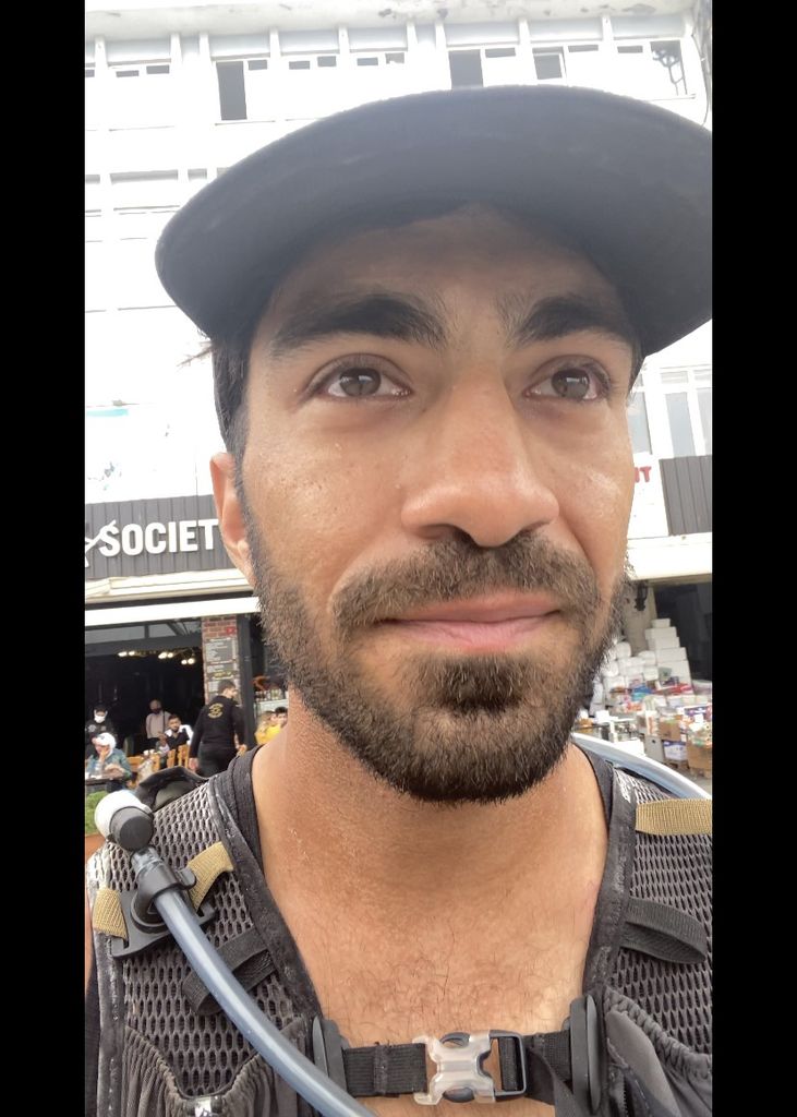 Savas Coban (28) mit Tränen in den Augen, als er ankommt.