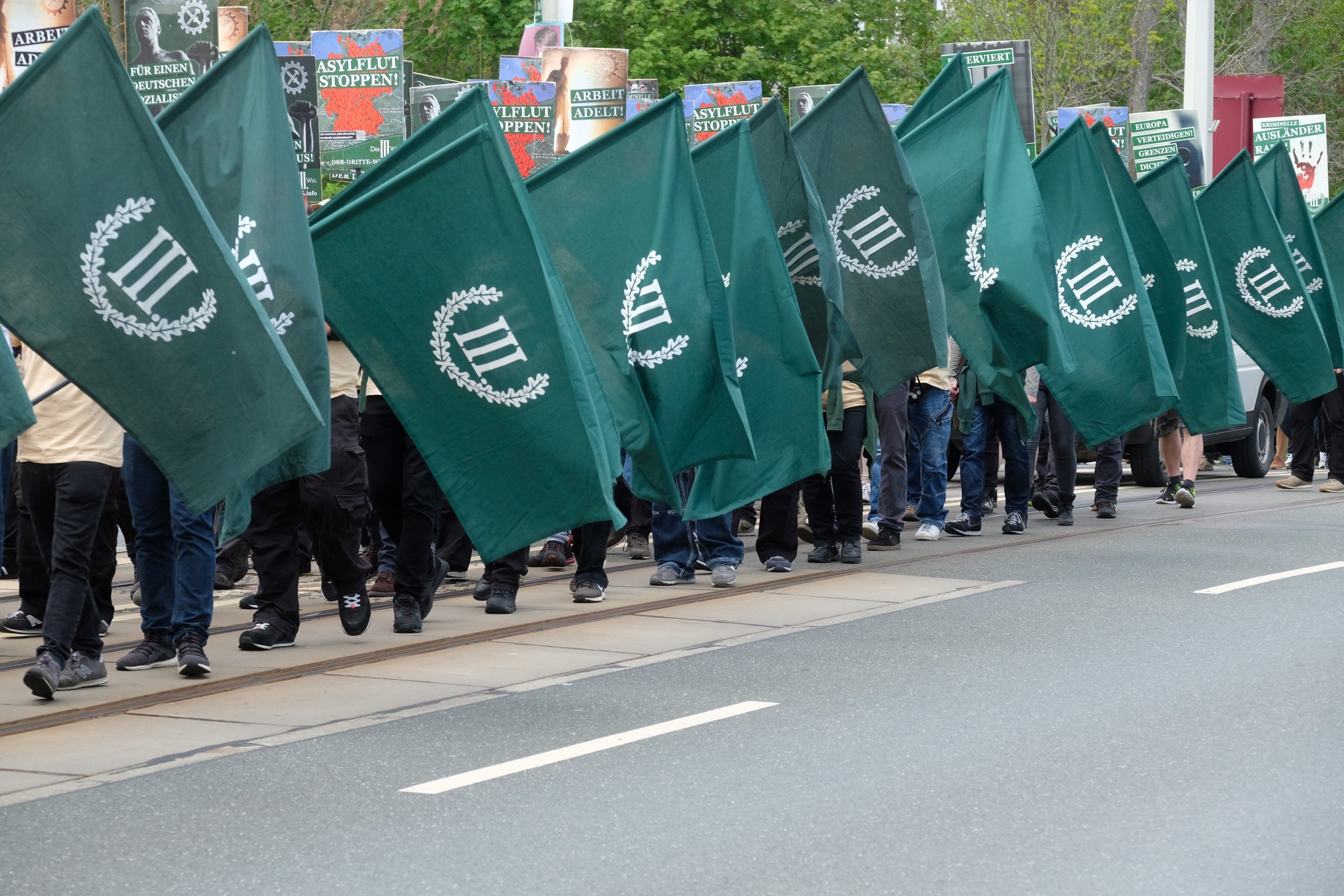 Teilnehmer eines rechten Aufmarsches der Partei „Der dritte Weg“ 2019. Jetzt hat die Partei zum „Grenzgang” aufgerufen.