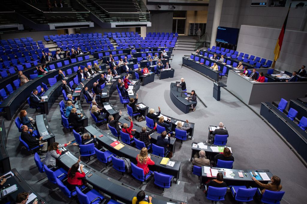 Mitglieder des Bundestags bei einer Abstimmung (Symbolbild).