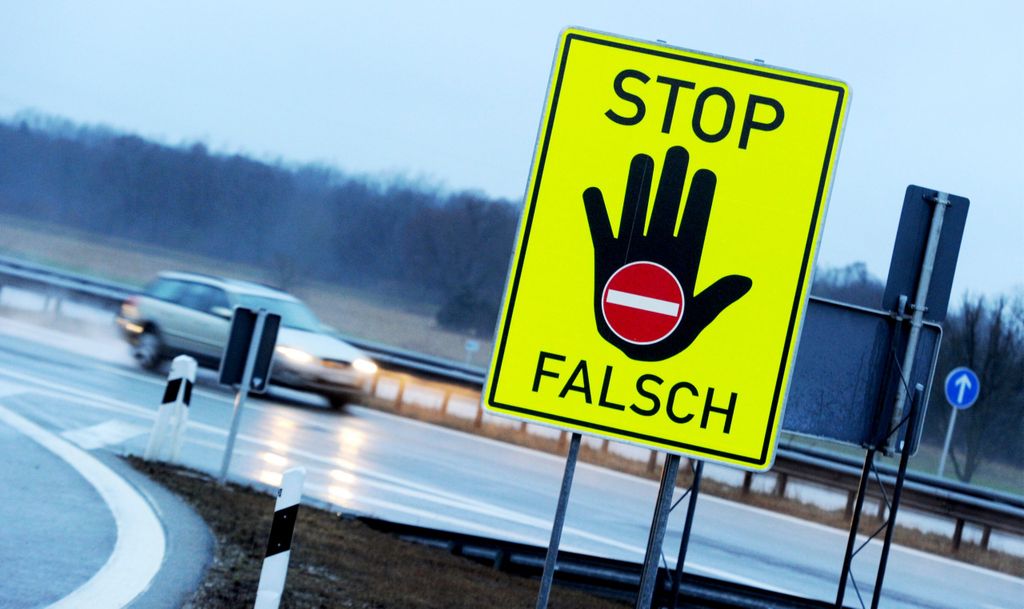 Solche Schilder sollen gegen Geisterfahrer schützen. Ihre Wirkung ist umstritten.