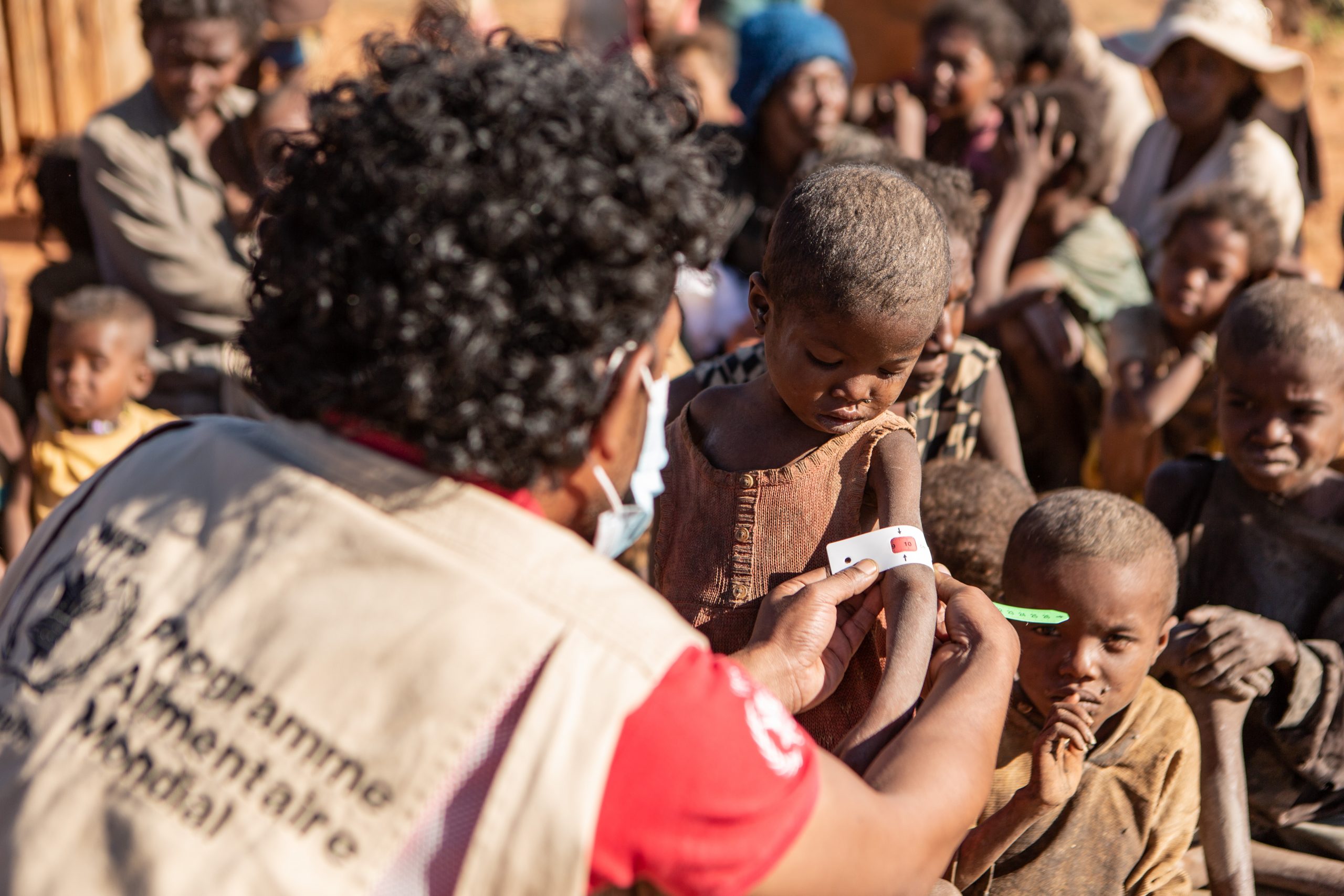 Retoboha (4) wird von Mitarbeitern des Welternährungsprogramms (WFP) in Ambovombe, einem der Bezirke in Madagaskar mit einer sehr hohen Zahl unterernährter Kinder, gemessen.