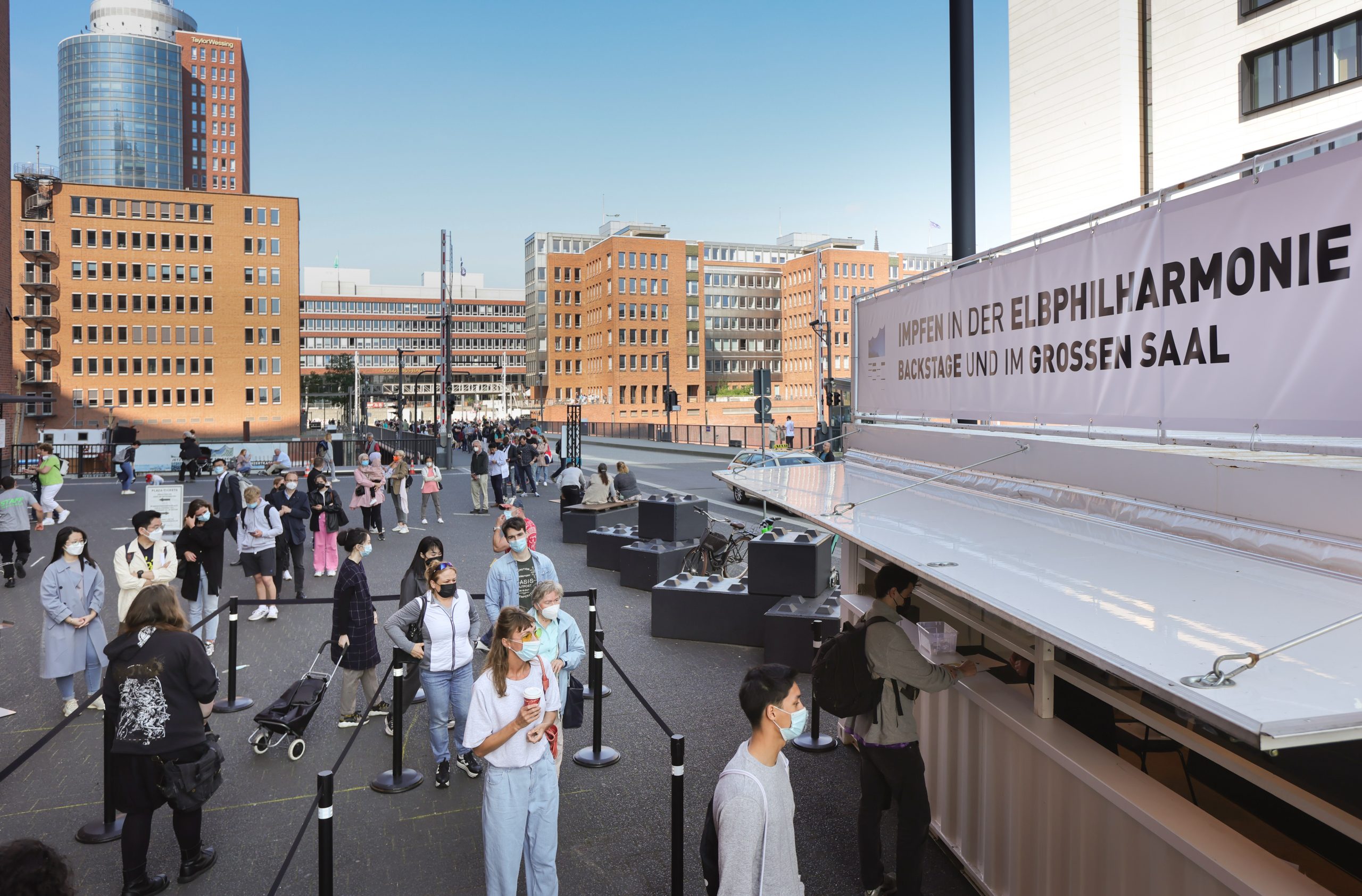 Zahlreiche Impfwillige stehen vor der Elbphilharmonie in Hamburg an, um sich dort impfen zu lassen