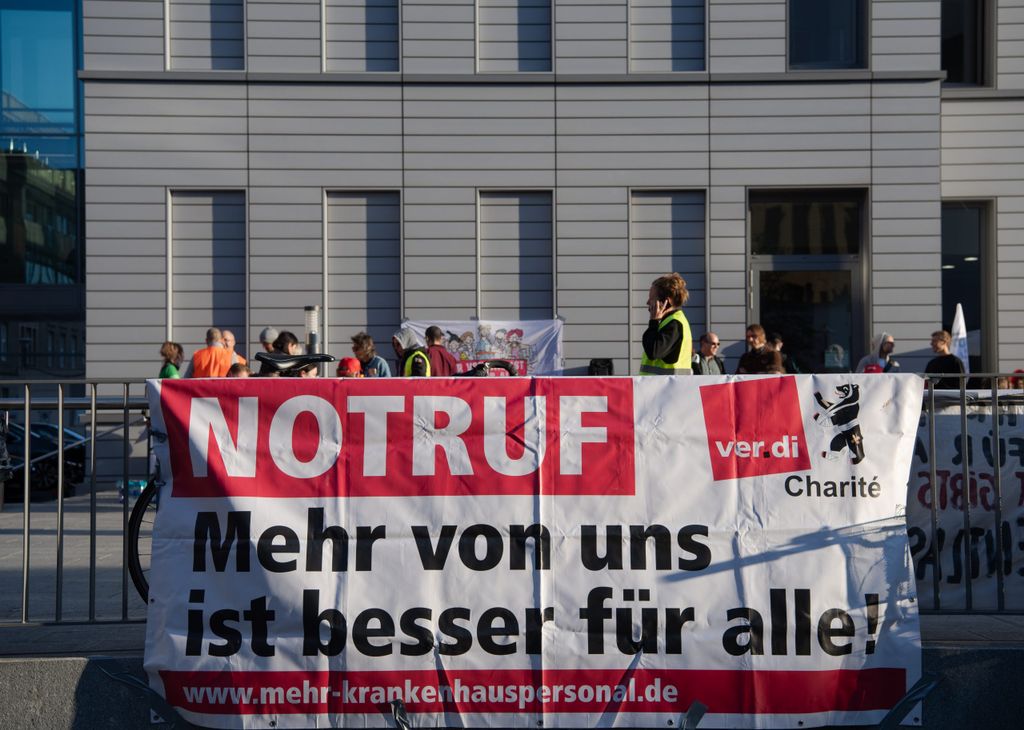 „NOTRUF” steht in Großbuchstaben auf einem Transparent am Bettenhaus der Charité.