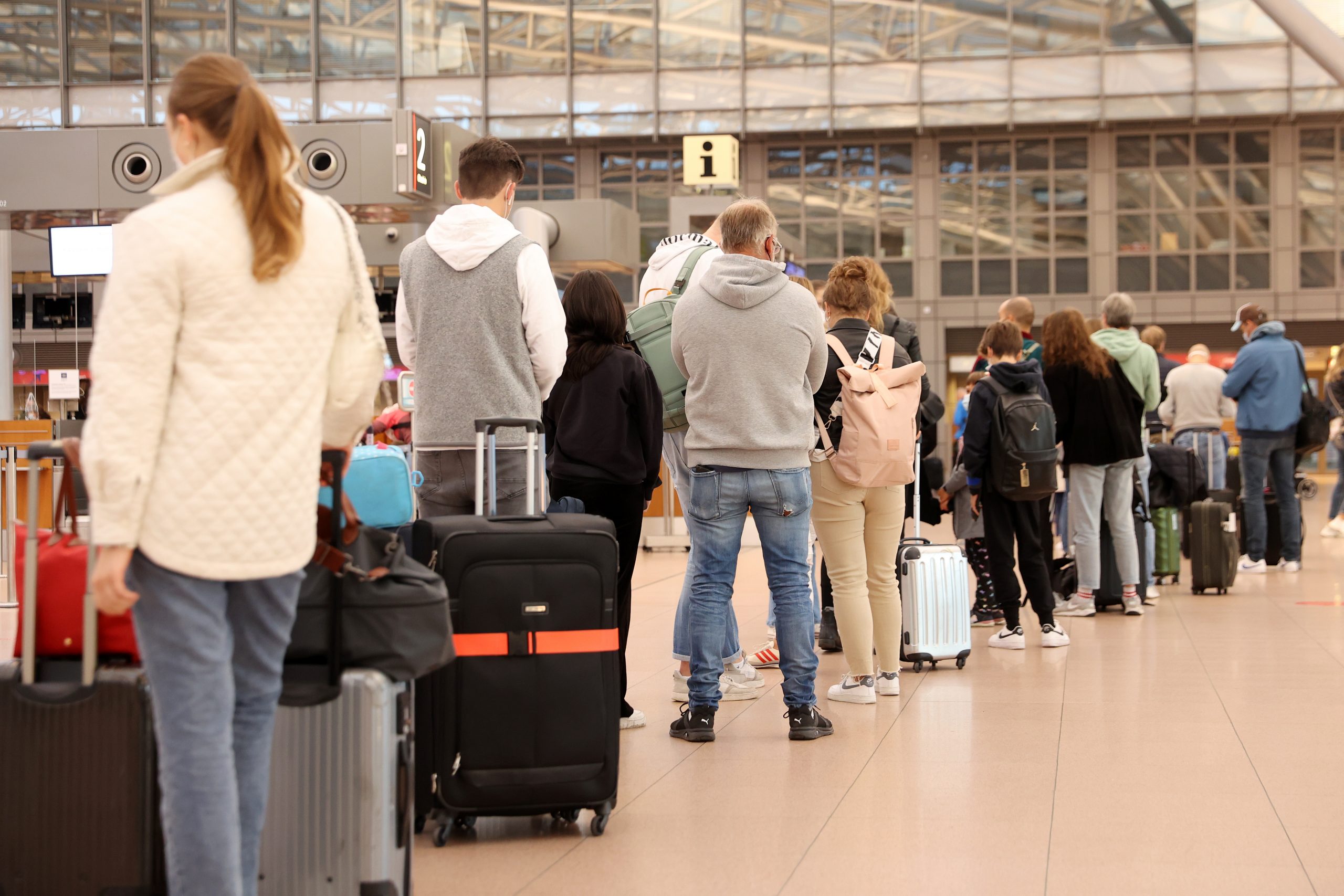 Lange Schlangen am Hamburg Airport zum Start der Herbstferien.