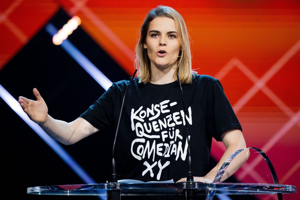 Laudatorin Hazel Brugger spricht mit einem T-Shirt mit der Aufschrift „Konsequenzen für Comedian XY” bei der Verleihung des Deutschen Comedypreises.