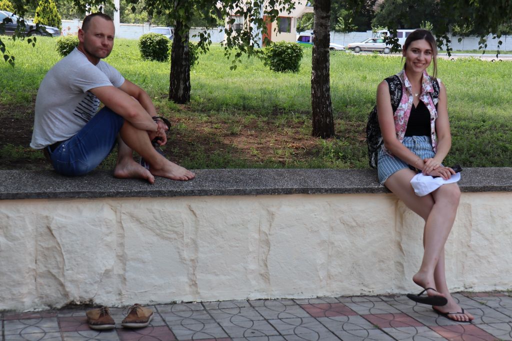 Touristenführer Andrej und seine Kollegin Katja sitzen nahe der transnistrischen Stadt Tiraspol auf einer Mauer.
