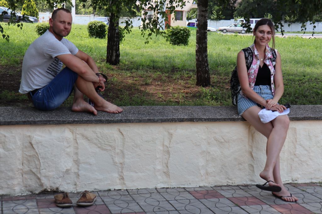 Touristenführer Andrej und seine Kollegin Katja sitzen nahe der transnistrischen Stadt Tiraspol auf einer Mauer.