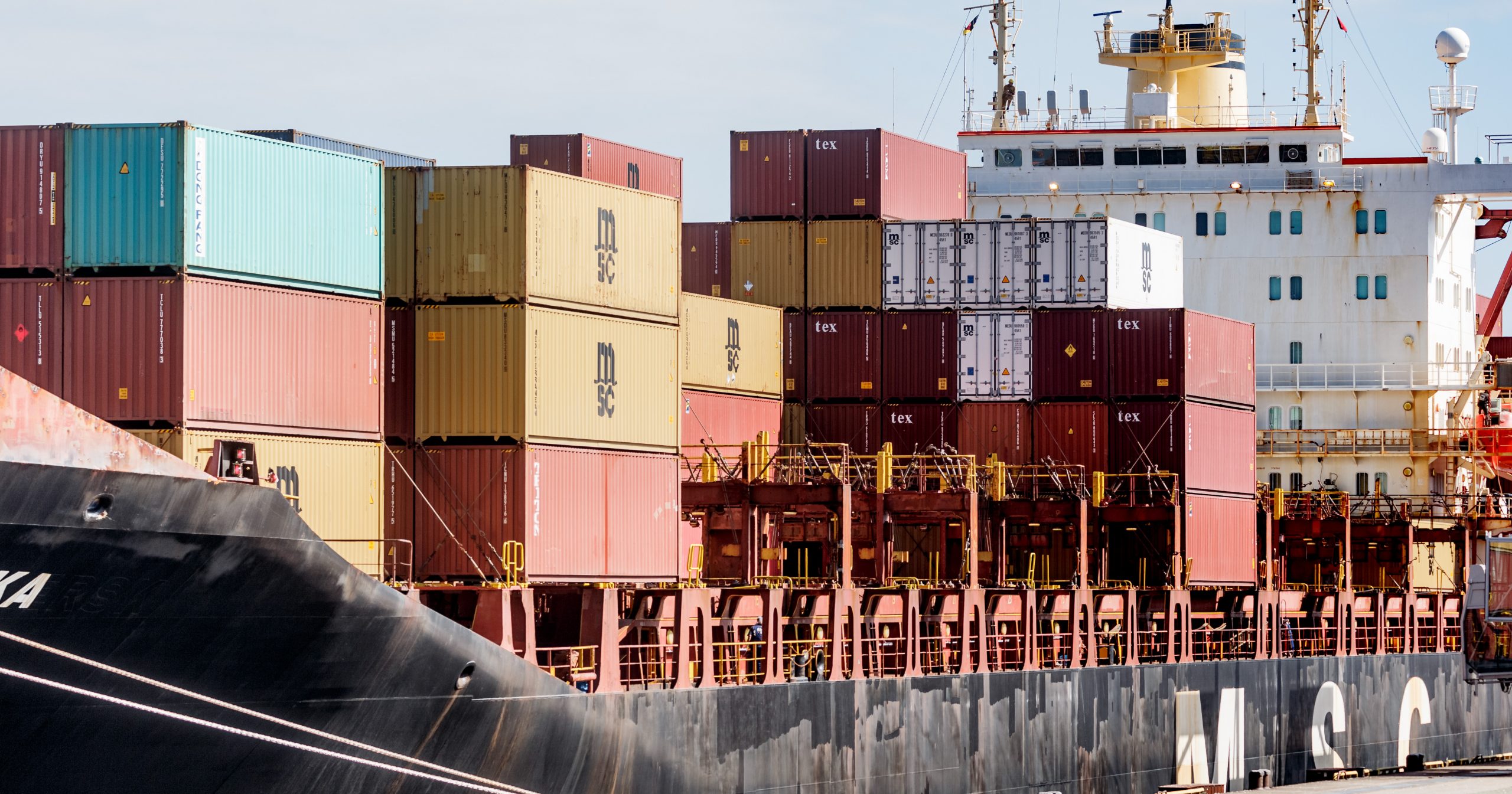 Ein mit Containern beladenes Schiff liegt im Hafen Hamburgs.