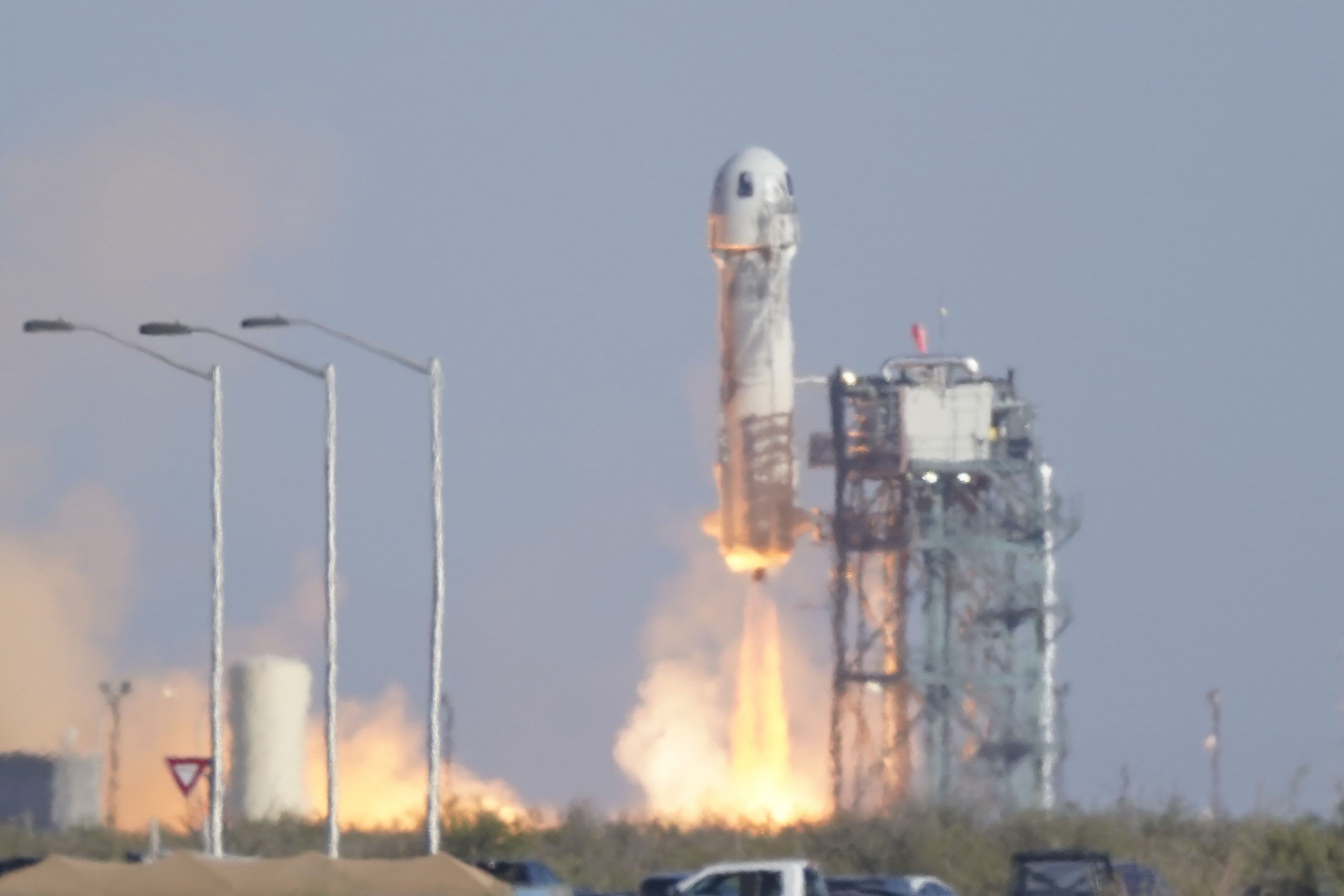 Die „New-Shepard”-Rakete von Blue Origin startet mit den Passagieren William Shatner, Chris Boshuizen, Audrey Powers und Glen de Vries von ihrem Raumfahrtzentrum aus.