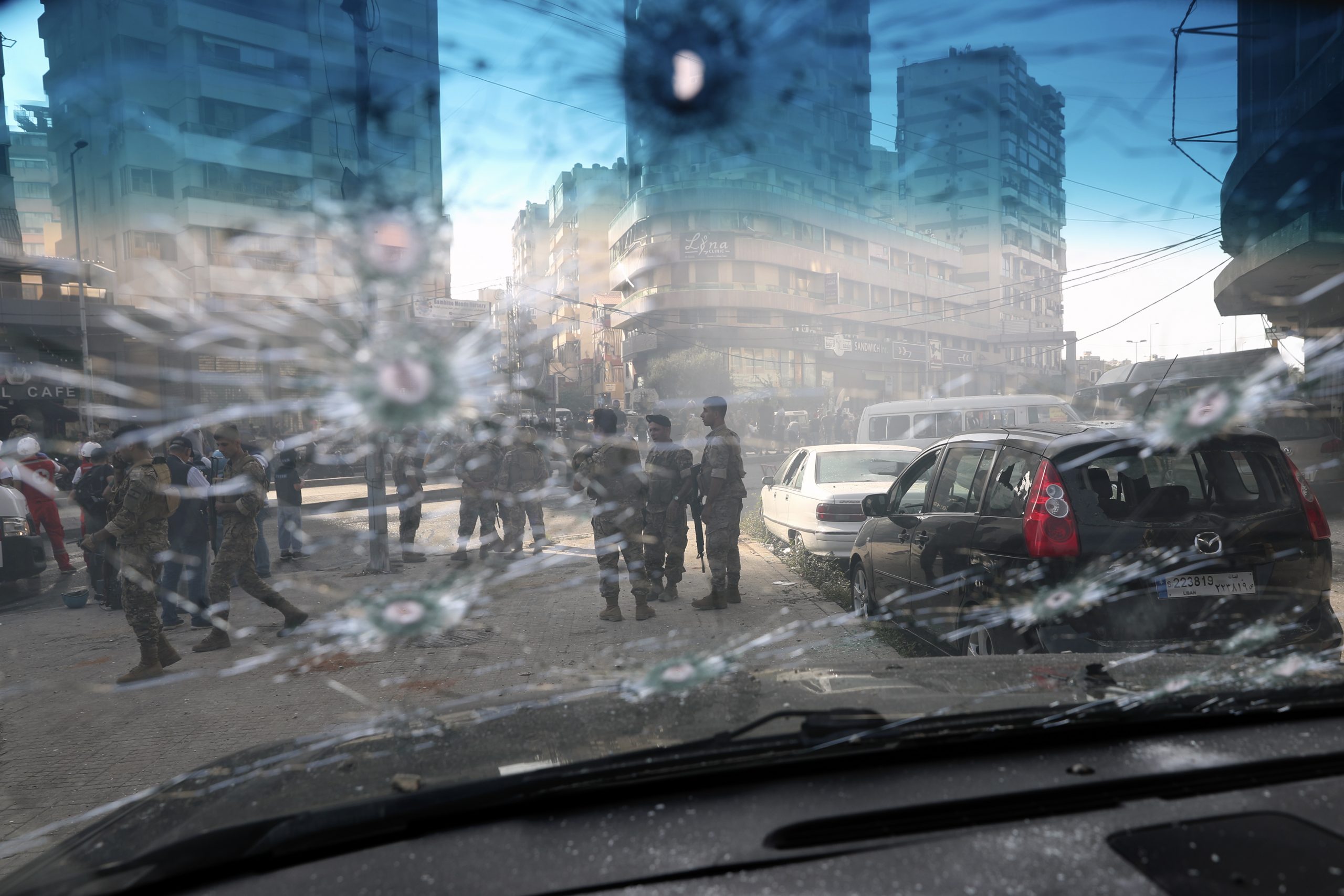 Soldaten der libanesischen Armee sind durch ein von Kugeln durchlöchertes Fenster eines Autos zu sehen.