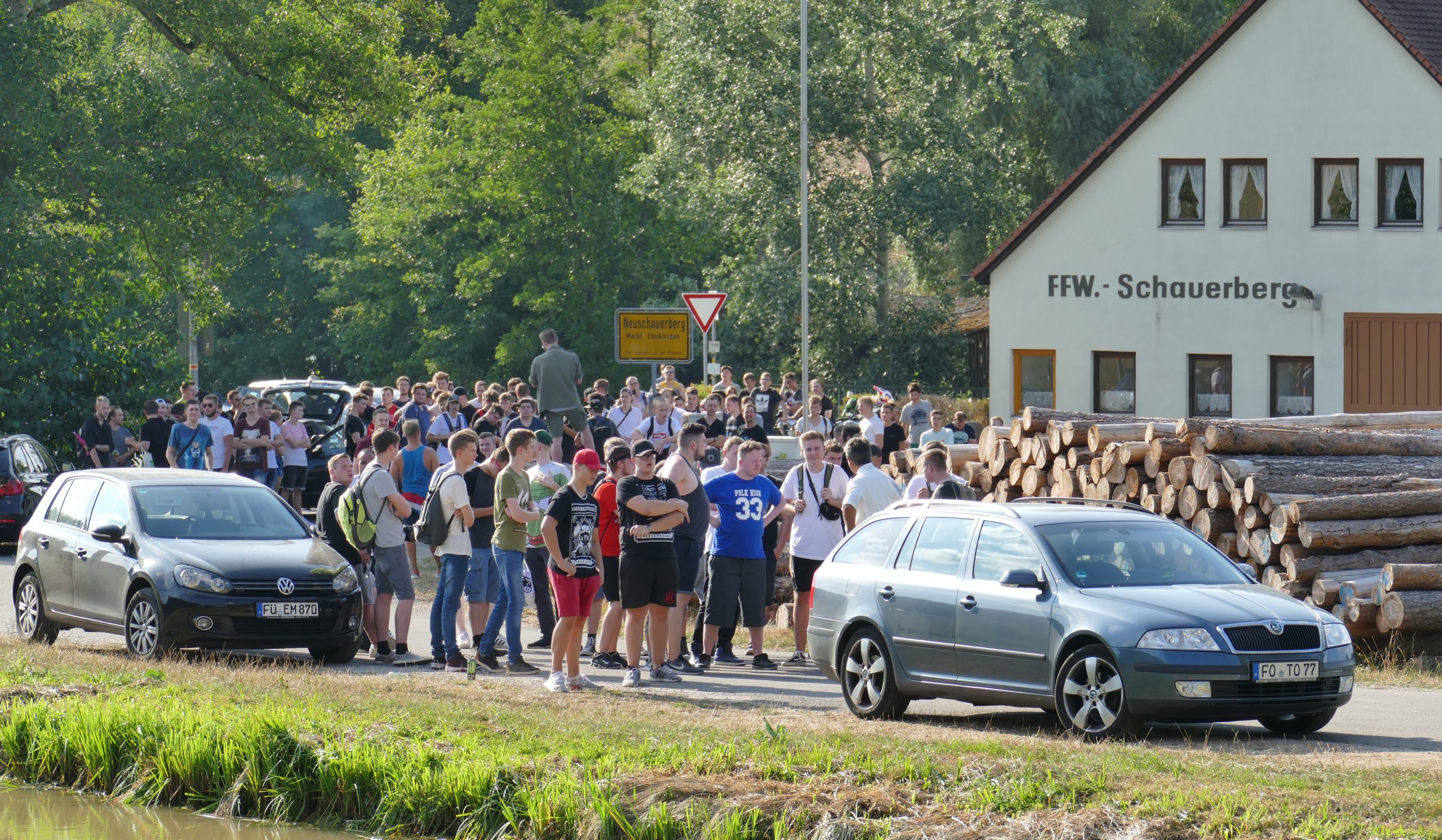 Teilnehmer einer Hass-Demo gegen den „Drachenlord“.