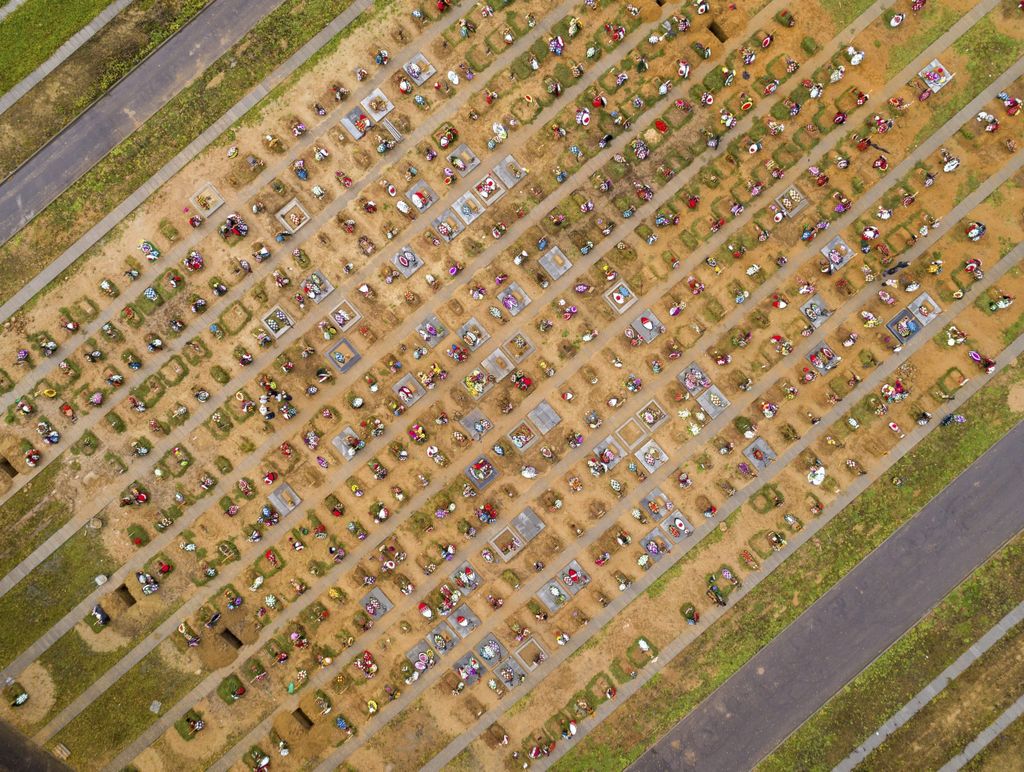 Neue Gräber auf dem Jastrebkowskoje-Friedhof in Moskau, der als eine der Begräbnisstätten für Covid-Tote dient.