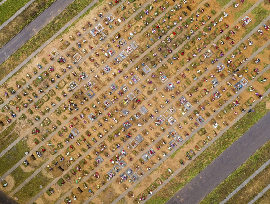 Neue Gräber auf dem Jastrebkowskoje-Friedhof in Moskau, der als eine der Begräbnisstätten für Covid-Tote dient.