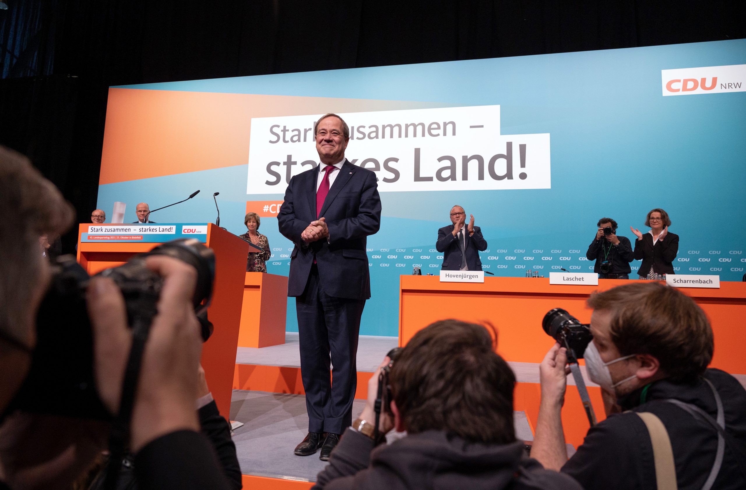Armin Laschet, Ministerpräsident und Landesparteivorsitzender, freut sich über den Applaus nach seiner Abschlussrede vor den Delegierten auf dem Landesparteitag der CDU Nordrhein-Westfalen.