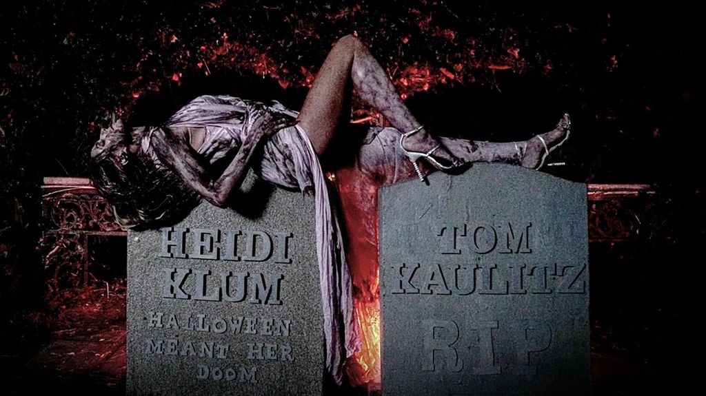 Leichenblass und blutüberströmt zeigt sich Heidi Klum bei Instagram.