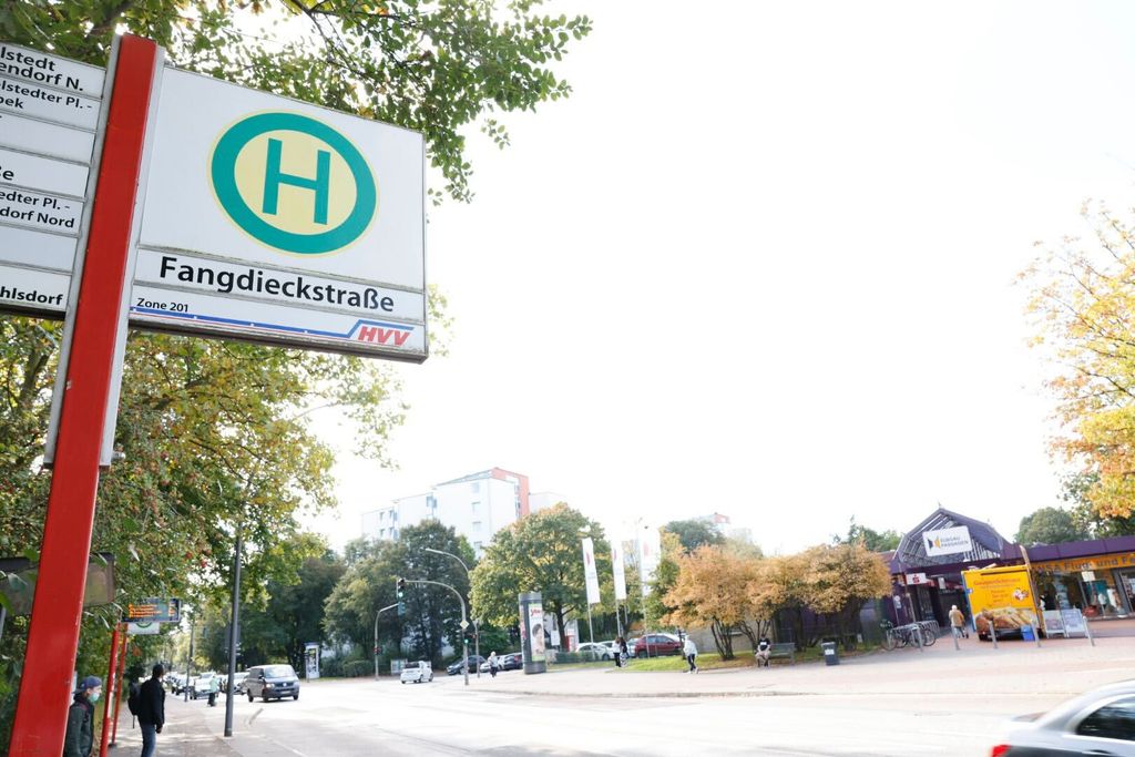 An der Haltestelle Fangdieckstraße stiegen Vater und Sohn in den Bus.