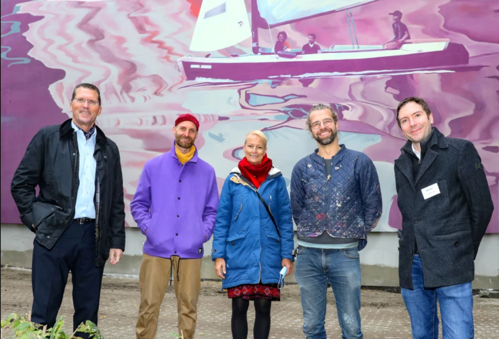 Bezirksamtsleiterin Stefanie von Berg mit SAGA-Vorstand Wilfried Wendel (l.), Sven Solterbeck (r.), Leiter der SAGA-Geschäftsstelle Osdorf und den beiden Künstlern Holger Weißflog und Jakob Bardou bei der feierlichen Einweihung.