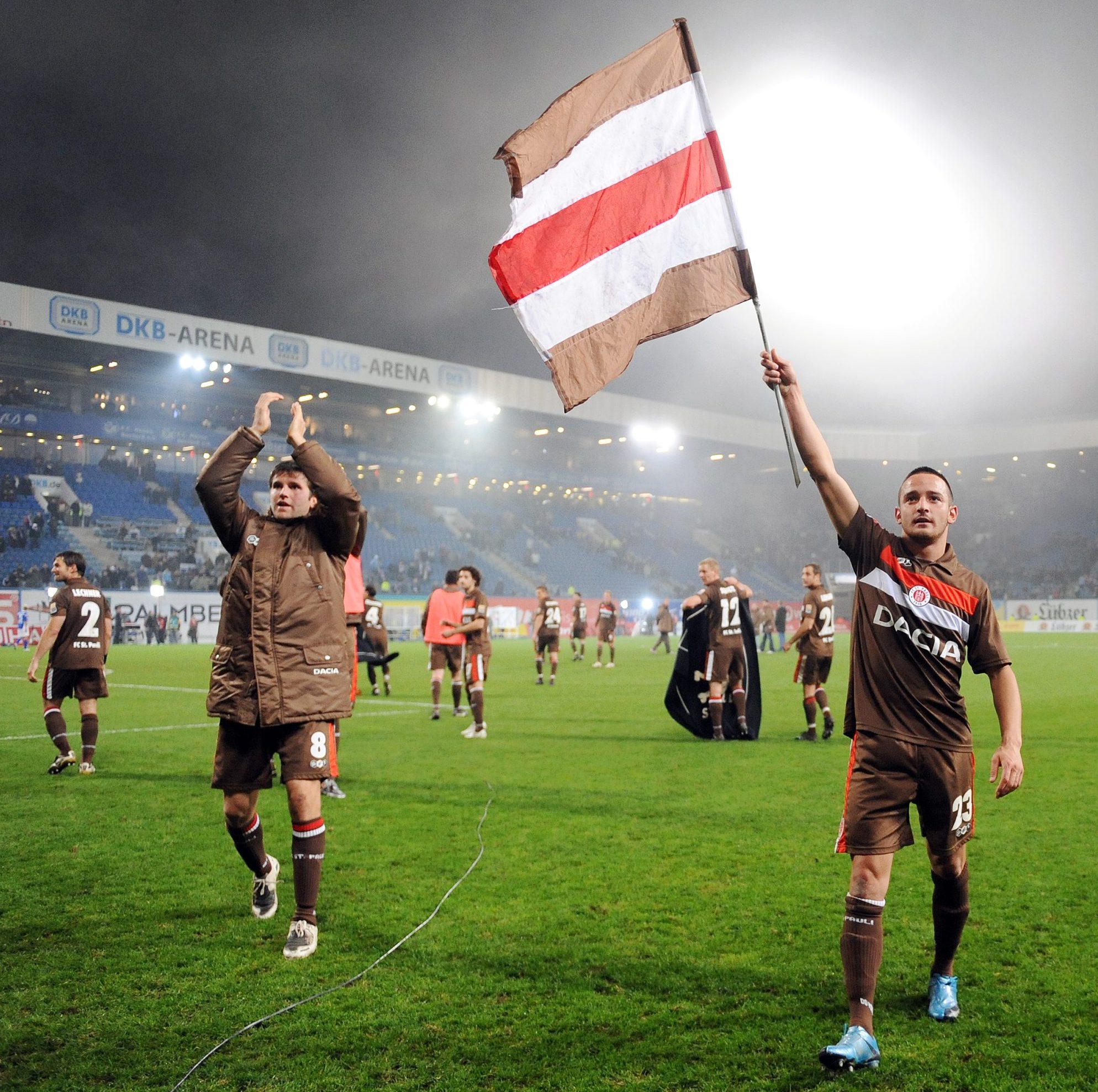 Deniz Naki (r.) trägt nach dem Sieg in Rostock 2009 eine St. Pauli-Fahne.