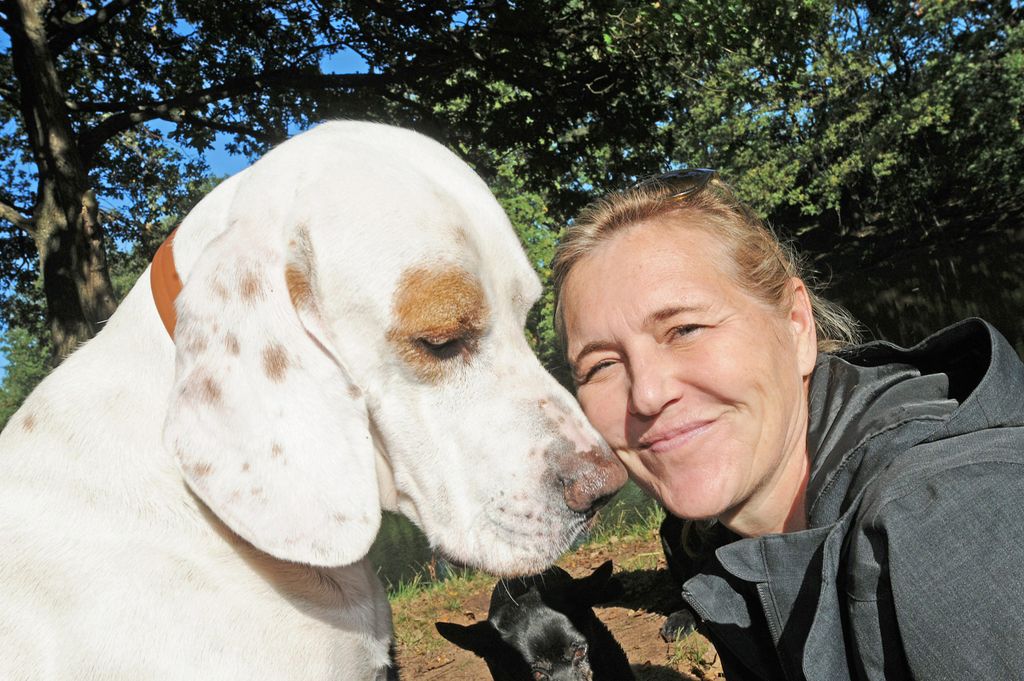 Inga Kabus mit einem Hund.