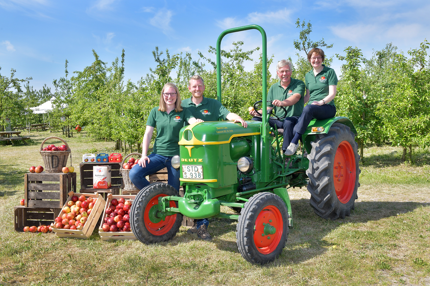 Familie Lühs aus Jork mit Früchten auf Trecker