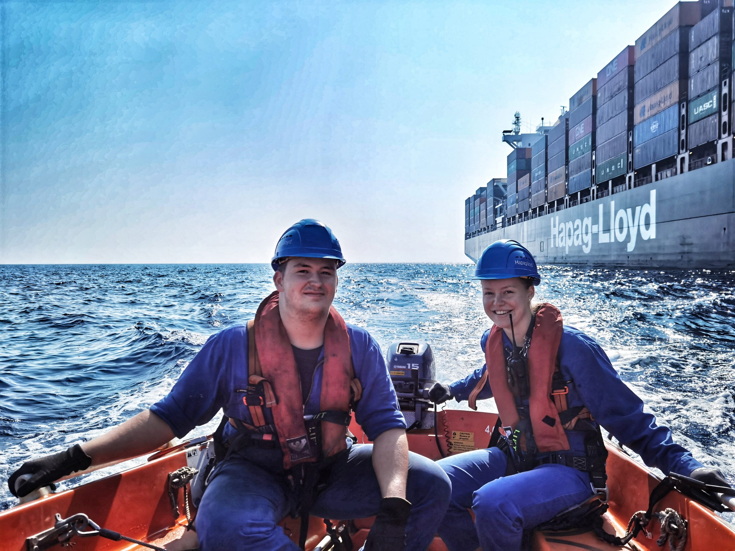 Bei einer Übung umkreiste Gregor zusammen mit Studentin Maike Rau (22) in einem kleinen Boot die gewaltige „Sofia Express“.