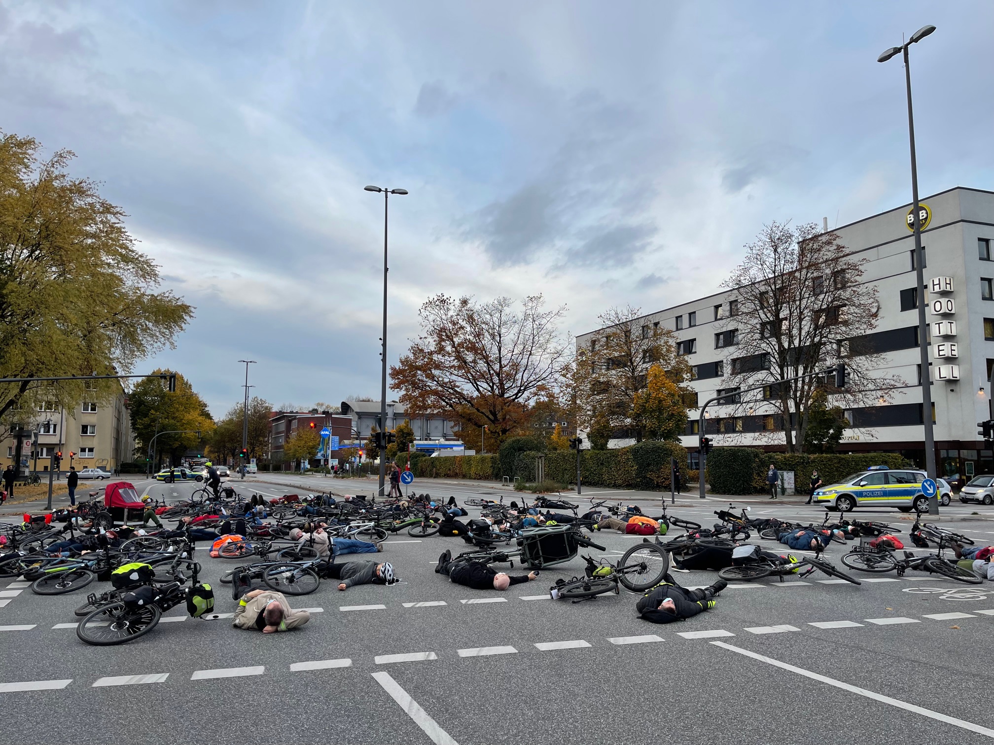 Rund 70 Menschen kamen zur Mahnwache in der Habichtstraße.