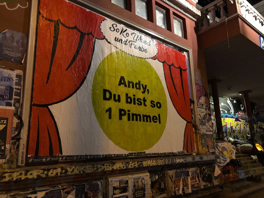 Ein Plakat an der Außenfassade der Roten Flora