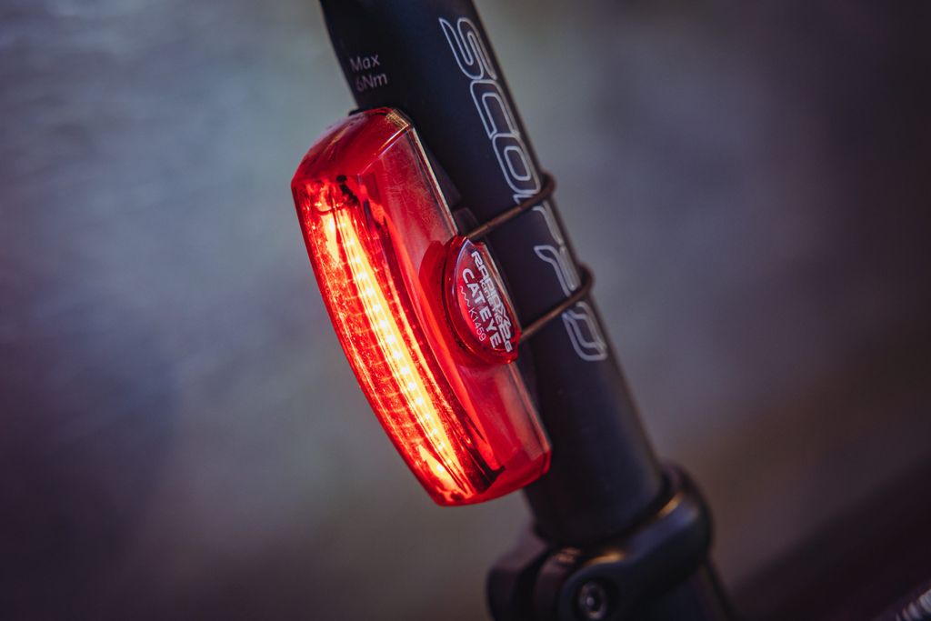 Rückleuchten können ganz einfach am Fahrrad befestigt werden. Einige werden heller, wenn der Fahrradfahrer abbremst.