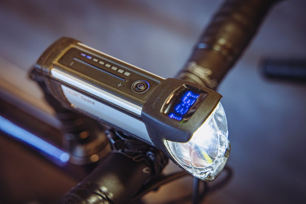 Die Vorderleuchte am Fahrrad mit 150 Lux garantiert eine weite Sicht beim Radfahren im Dunkeln.