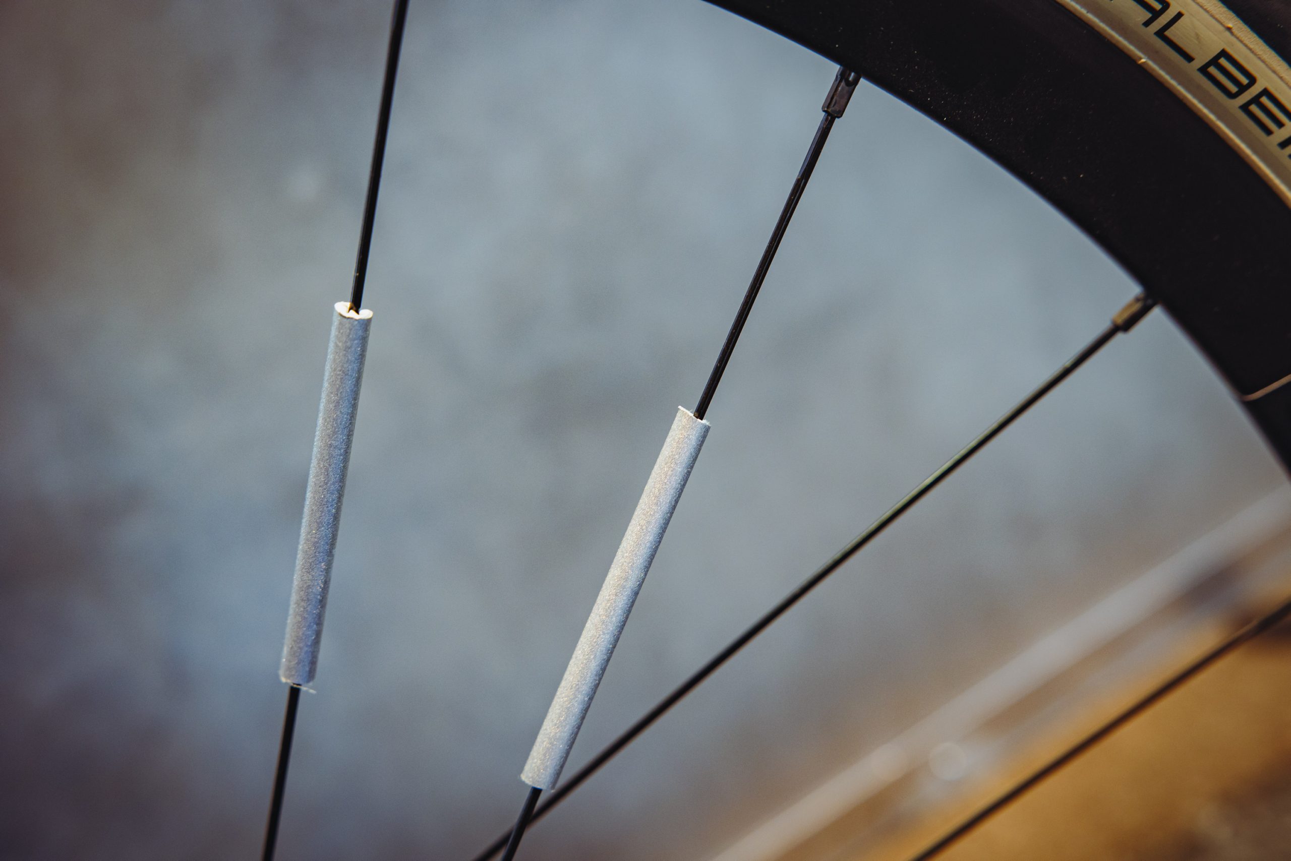 Reflektoren in den Speichen lassen den Radfahrer in der Dunkelheit sichtbarer werden.