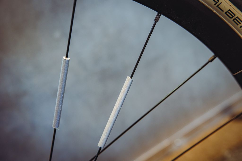 Reflektoren in den Speichen lassen den Radfahrer in der Dunkelheit sichtbarer werden.
