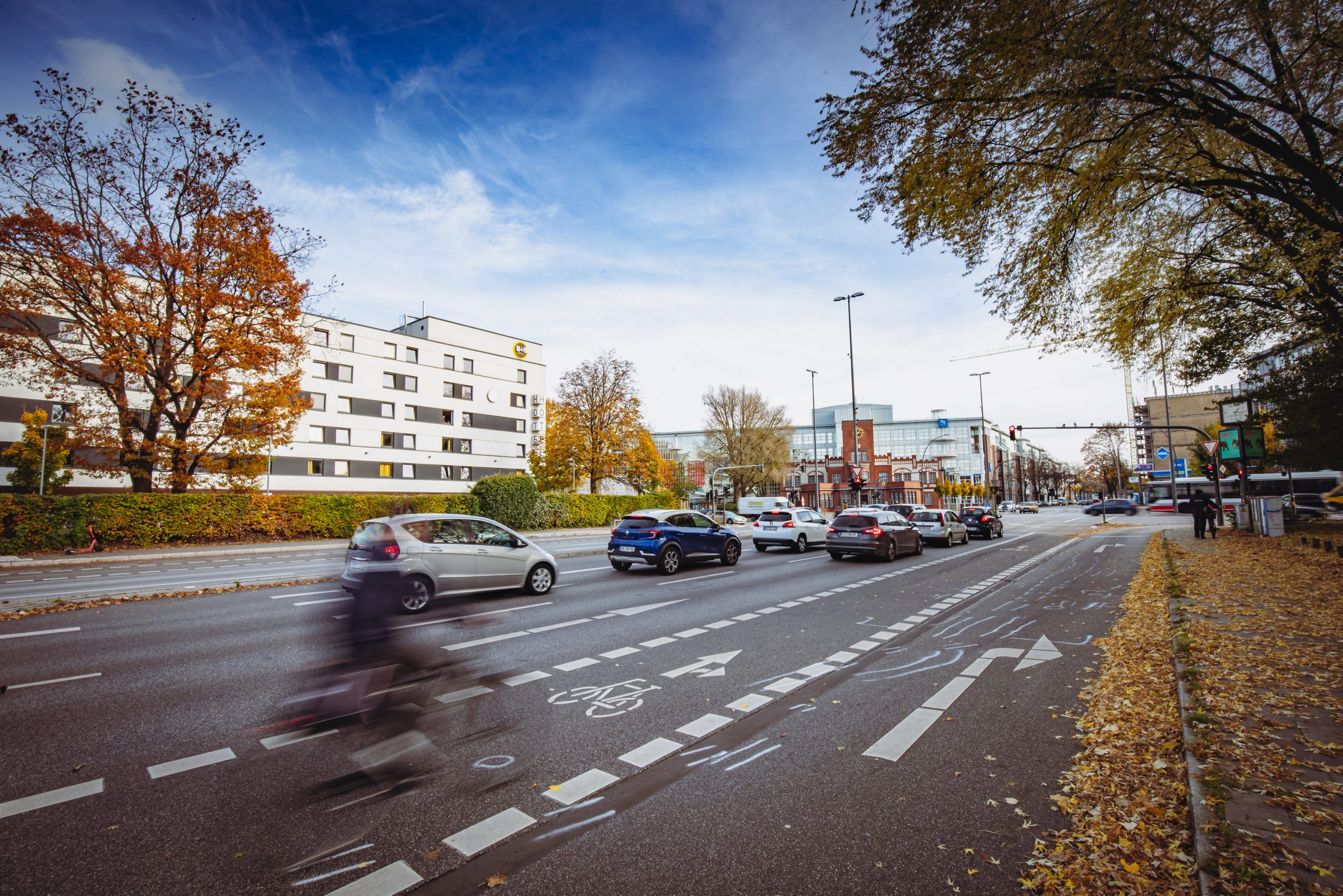 Hier ereignete sich der tödliche Unfall. Die Fahrradspur verläuft zwischen den Autospuren.