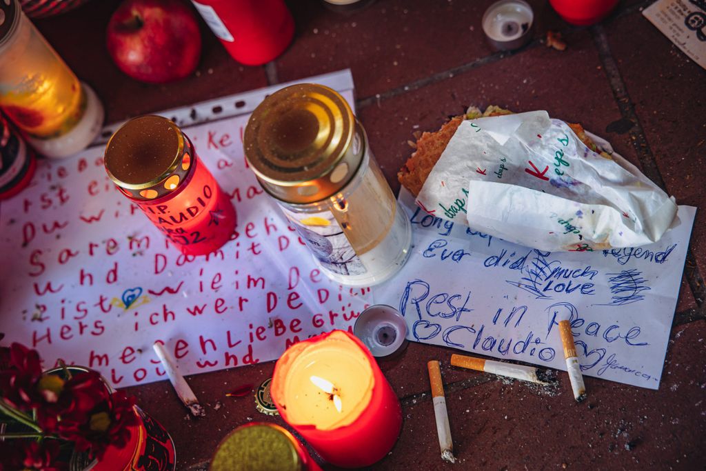 Trauernde Hamburger schreiben Briefe für den Verstorbenen.