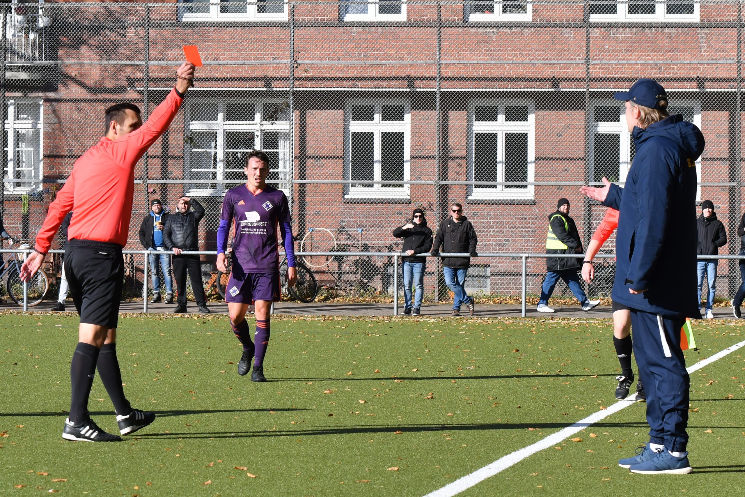 Victoria-Trainer Marius Ebbers bekommt die Rote Karte.