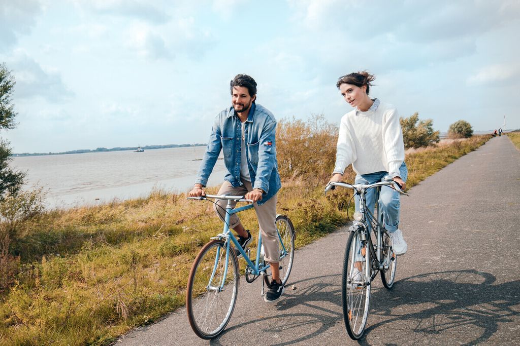 Fahrradfahren auf dem Elberadweg.