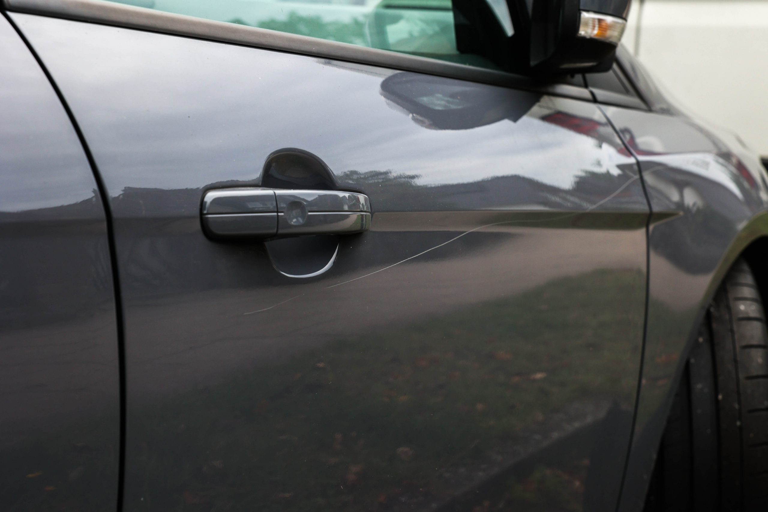 Zerkratztes Auto in der Straße Kiesbarg