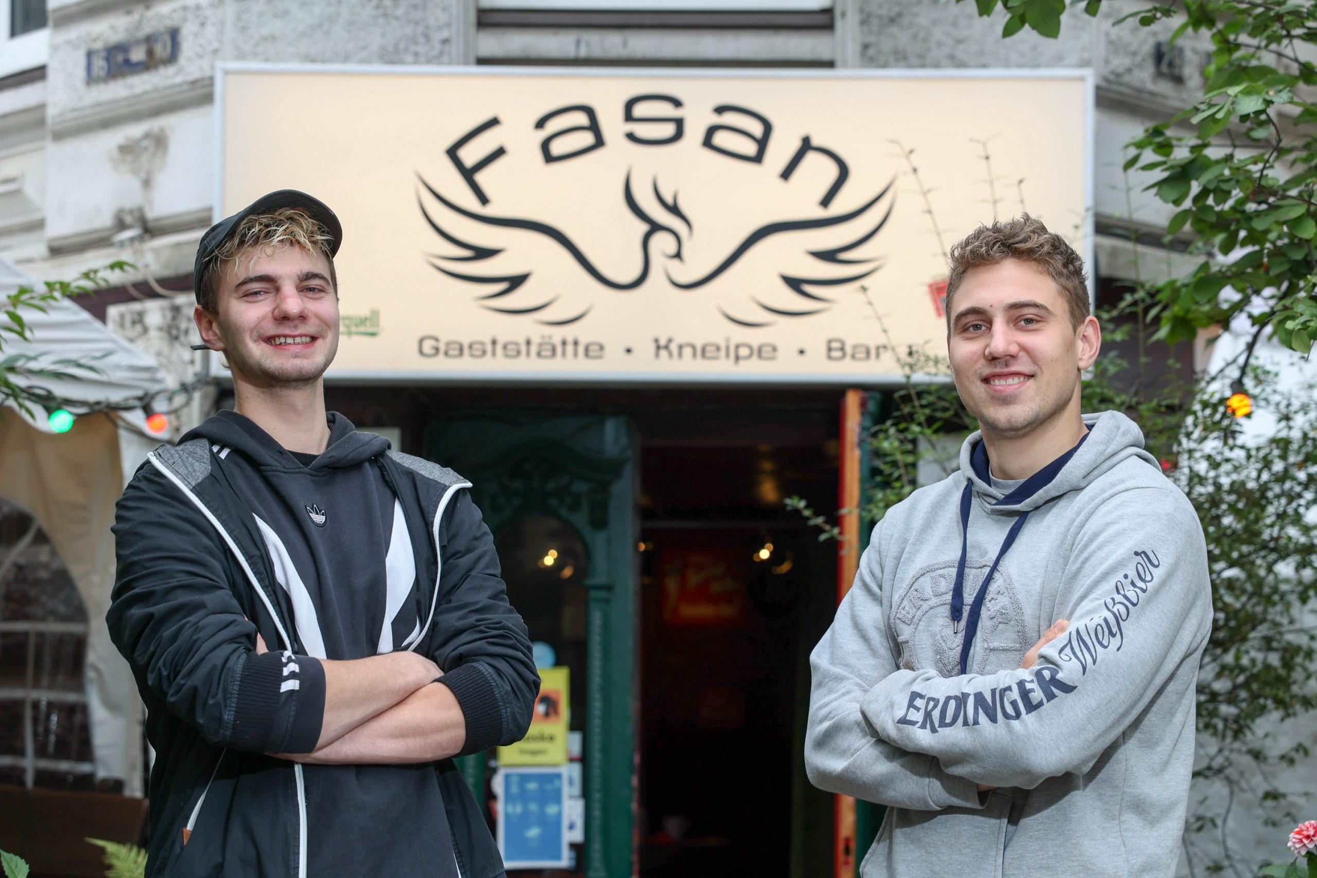 Luca P. (25) und Olaf B. (25) haben sich das Fasan-Logo tätowieren lassen.