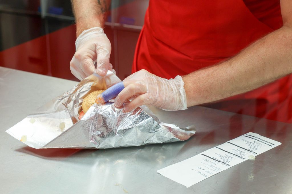 Umweltbewusstsein sieht anders aus. Die Burger werden in Alu-Folie gewickelt.