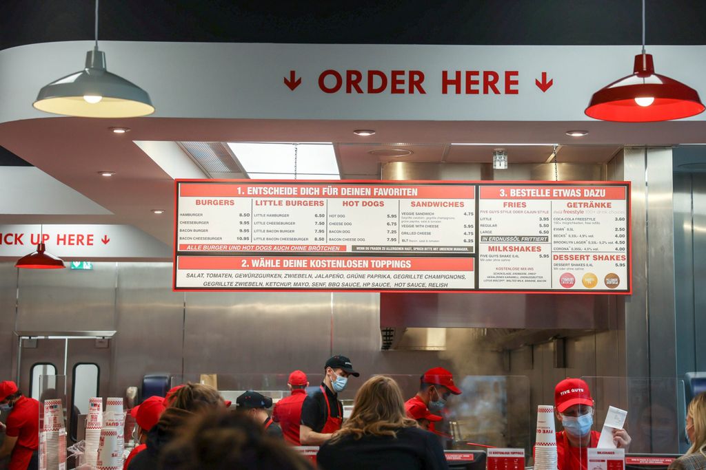 Hier geben hungrige Kund:innen die Bestellung ab.