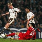 Beim Bayern-Auftritt im Pokal-Halbfinale 2006 musste selbst Michael Ballack gegen Timo Schultz zur Grätsche greifen.