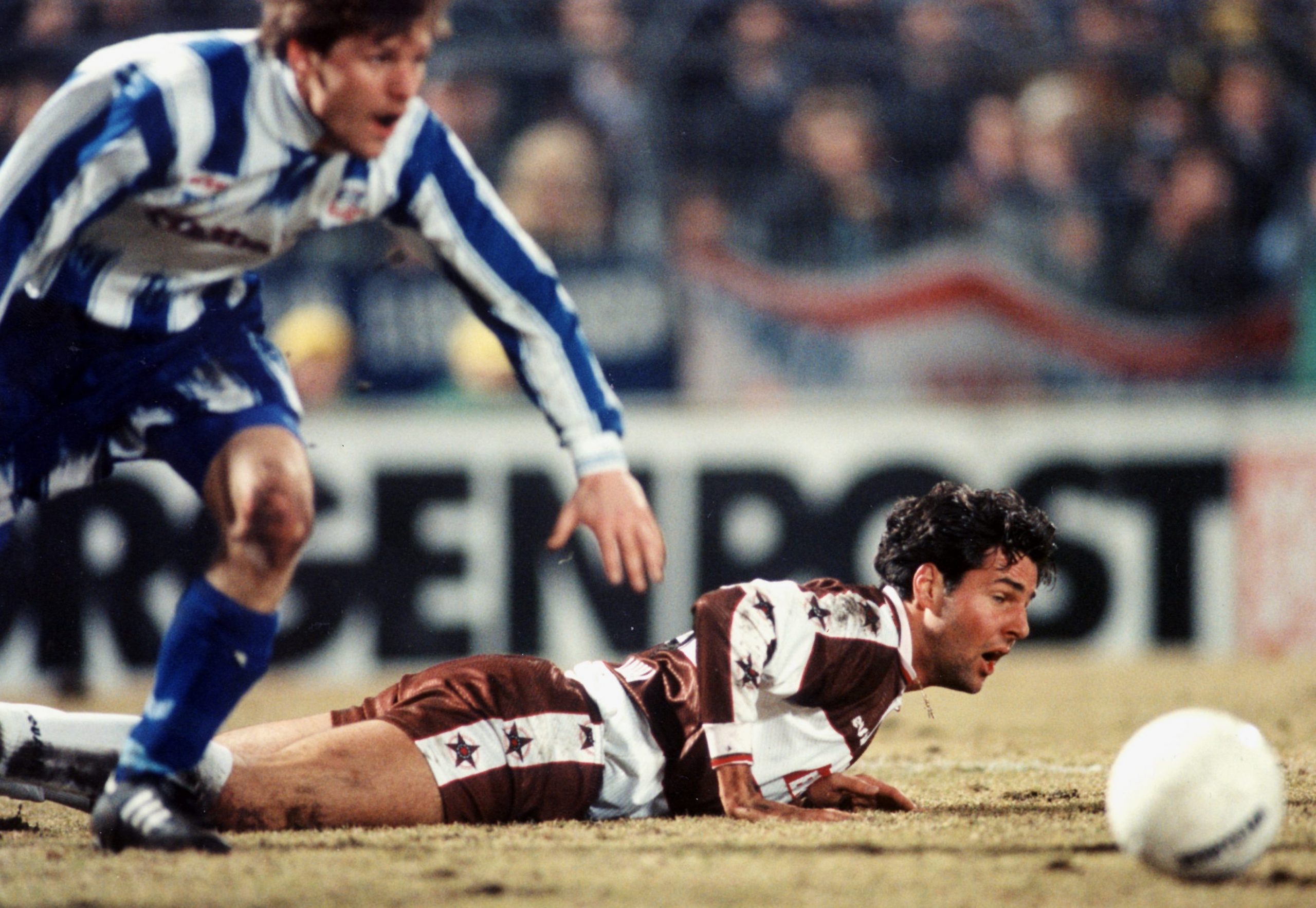 St. Pauli-Stürmer Kay Stisi liegt hier zwar am Boden, ist 1996 am Ende aber der gefeierte Held am Millerntor.