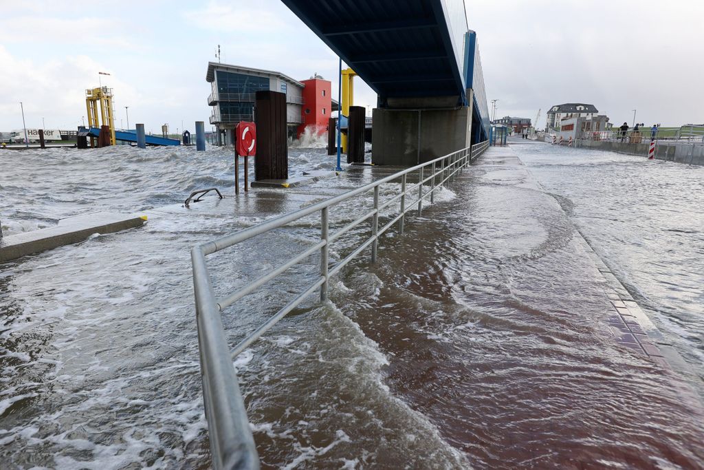 Wasser steht auf der Mole des Fähranlegers in Dagebüll, während der Pegel der Nordsee steigt.