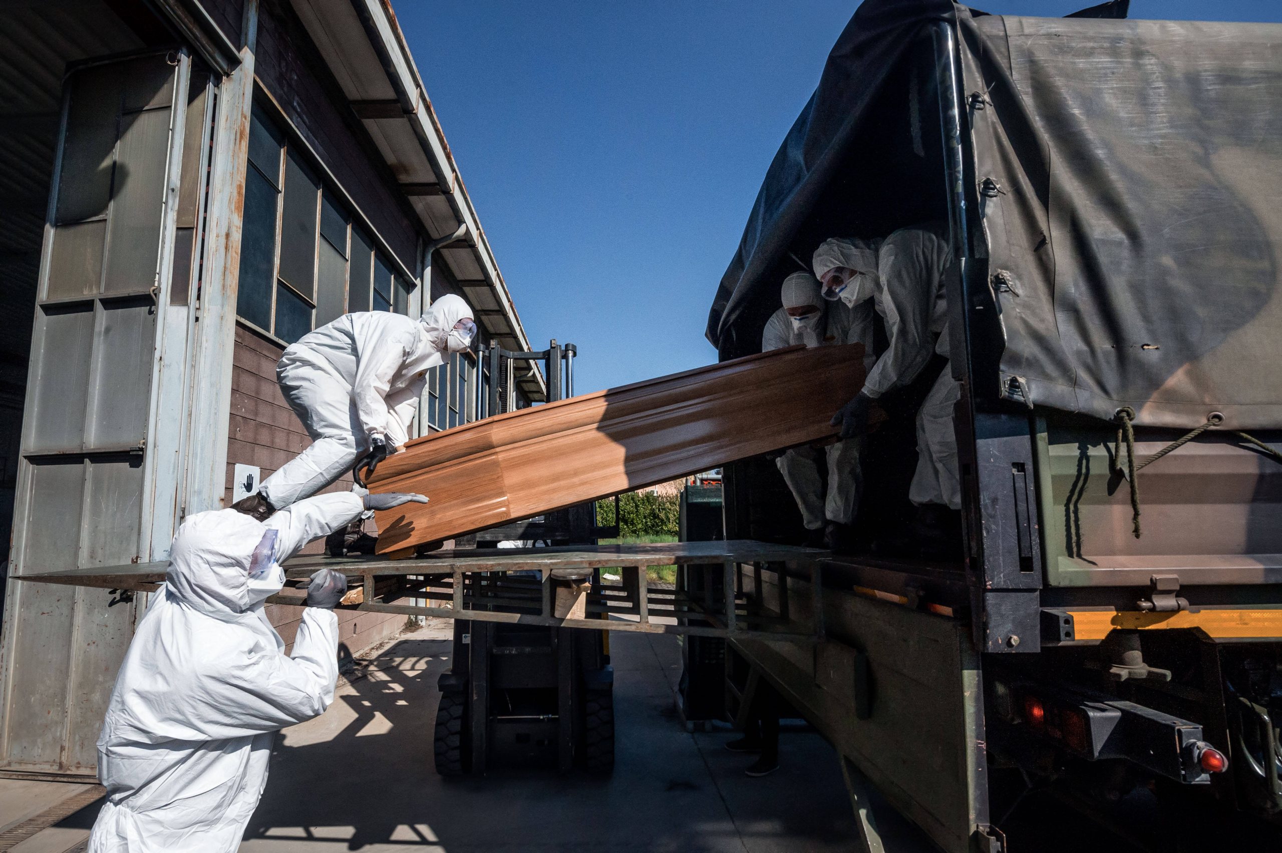 Soldaten transportieren in Bergamo Corona-Tote in Konvois ab.