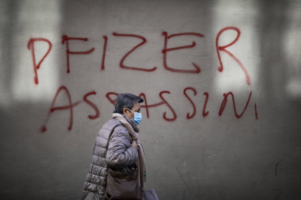 „Pfizer Mörder“ steht an dieser Hauswand in Bergamo. Solche Graffiti gibt es viele in der Stadt.