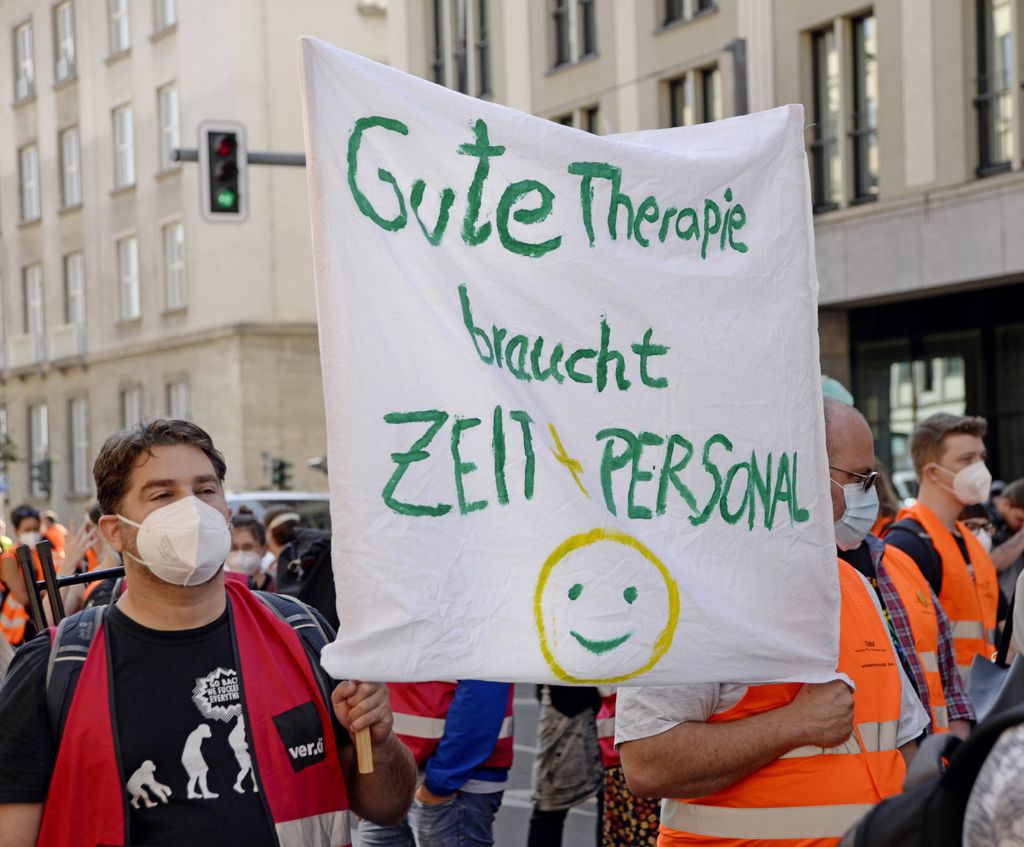 Berliner Klinik-Beschäftigte bei einer Kundgebung.