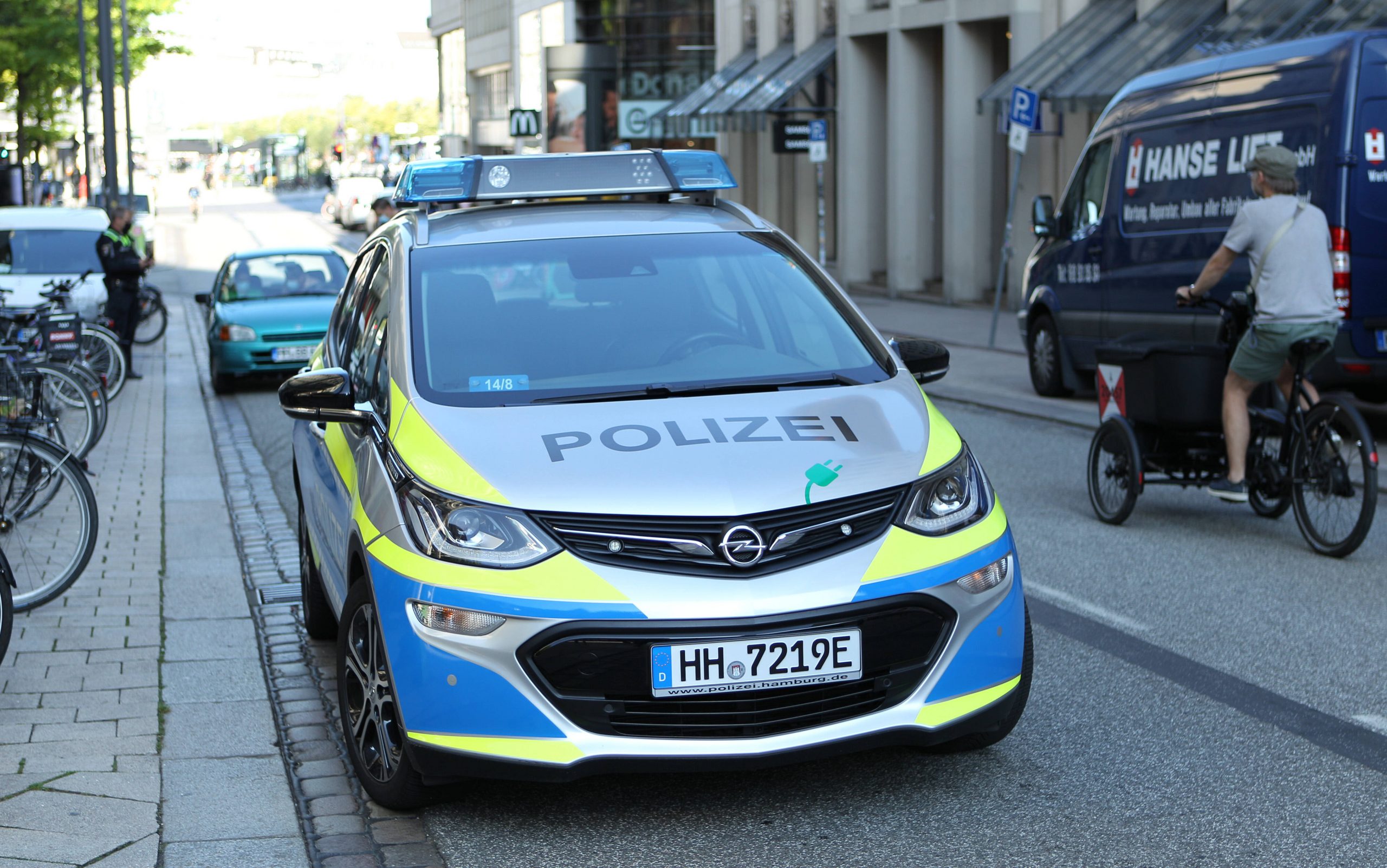 Polizei mit E-Auto