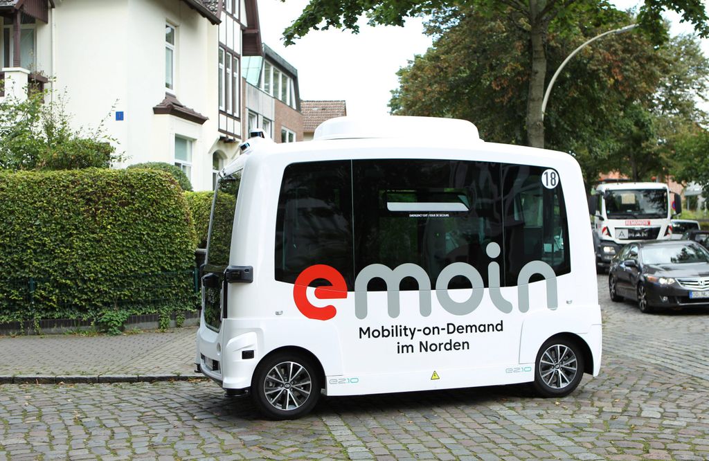 Ein autonom fahrender Elektro-Kleinbus fährt durch das Villenviertel in Hamburg-Bergedorf. Der On-Demand-Shuttle emoin k