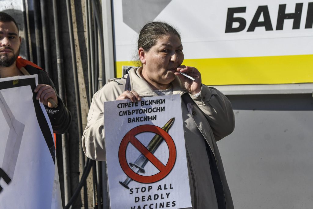 „Stoppt alle tödlichen Impfungen“, fordert diese rauchende Dame in Bulgariens Hauptstadt Sofia.